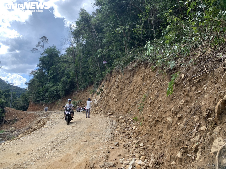 Cận cảnh gần 5.000m2 rừng phòng hộ bị 'xẻ thịt', mở đường thi công thủy điện - 8