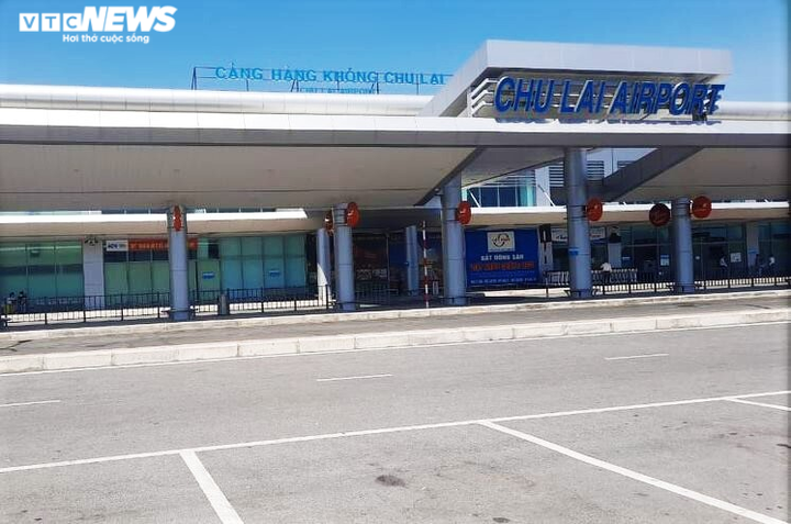 Quảng Ngãi kiểm soát người dân từ TP.HCM về quê bằng đường hàng không - 1