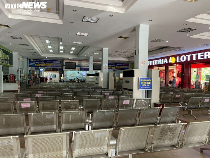 Ảnh: Bến xe, ga tàu ở TP.HCM lại đìu hiu giữa dịch COVID-19 - 6