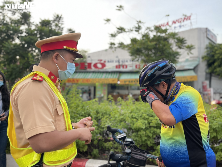 CSGT TP.HCM phạt người đi đường không đeo khẩu trang, mức phạt tới 3 triệu đồng - 1