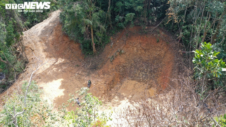 Cận cảnh gần 5.000m2 rừng phòng hộ bị 'xẻ thịt', mở đường thi công thủy điện - 2