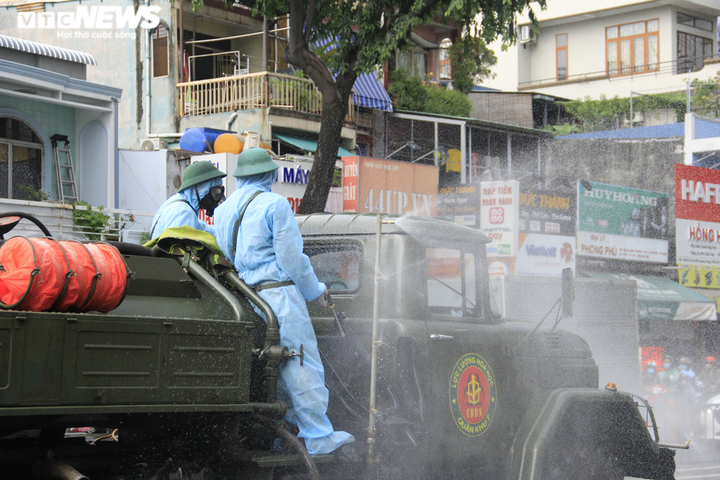 Ảnh: TP.HCM phun khử khuẩn tại 'điểm nóng' Gò Vấp - 13