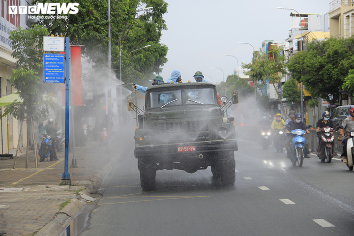 Ảnh: TP.HCM phun khử khuẩn tại 'điểm nóng' Gò Vấp - 5