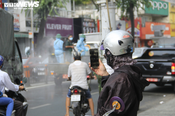 Ảnh: TP.HCM phun khử khuẩn tại 'điểm nóng' Gò Vấp - 14