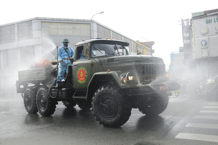 Ảnh: TP.HCM phun khử khuẩn tại 'điểm nóng' Gò Vấp - 12