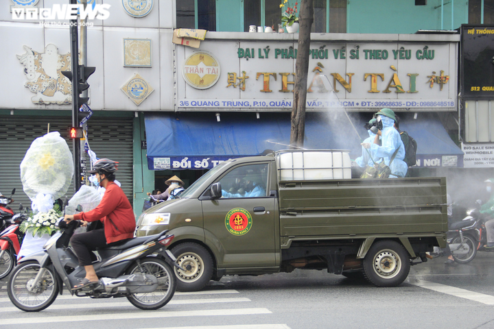 Ảnh: TP.HCM phun khử khuẩn tại 'điểm nóng' Gò Vấp - 11