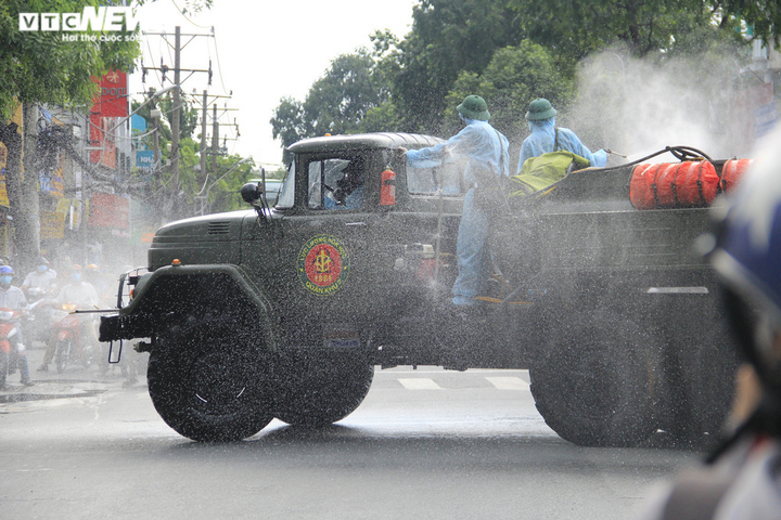 Ảnh: TP.HCM phun khử khuẩn tại 'điểm nóng' Gò Vấp - 10