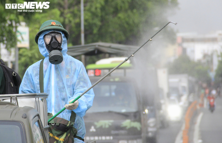 Ảnh: TP.HCM phun khử khuẩn tại 'điểm nóng' Gò Vấp - 9