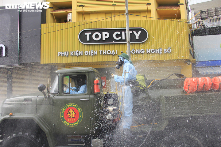 Ảnh: TP.HCM phun khử khuẩn tại 'điểm nóng' Gò Vấp - 8