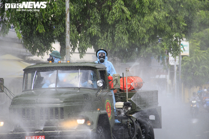 Ảnh: TP.HCM phun khử khuẩn tại 'điểm nóng' Gò Vấp - 7