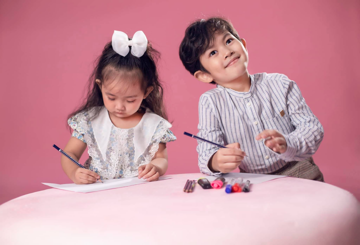 Ngày Quốc tế Thiếu nhi, Khánh Thi khoe ảnh 2 con xinh như thiên thần - 1