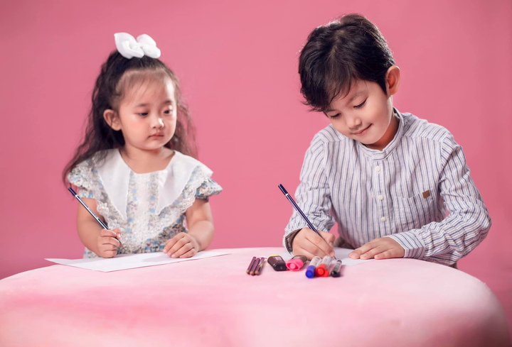 Ngày Quốc tế Thiếu nhi, Khánh Thi khoe ảnh 2 con xinh như thiên thần - 8