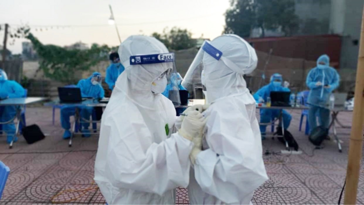 Thứ trưởng Y tế: 'Bỏ đồ bảo hộ sẽ làm mất đi vũ khí bảo vệ nhân viên lấy mẫu' - 1