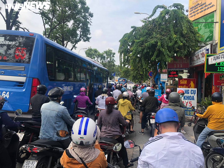 Ảnh: Gò Vấp phải xả chốt phong toả vì dòng phương tiện ùn ứ cả km - 3