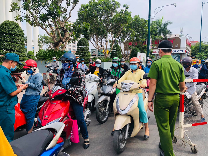 Ảnh: Gò Vấp phải xả chốt phong toả vì dòng phương tiện ùn ứ cả km - 9