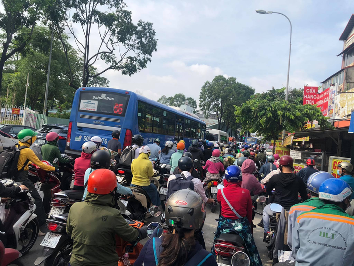 Ảnh: Gò Vấp phải xả chốt phong toả vì dòng phương tiện ùn ứ cả km - 8