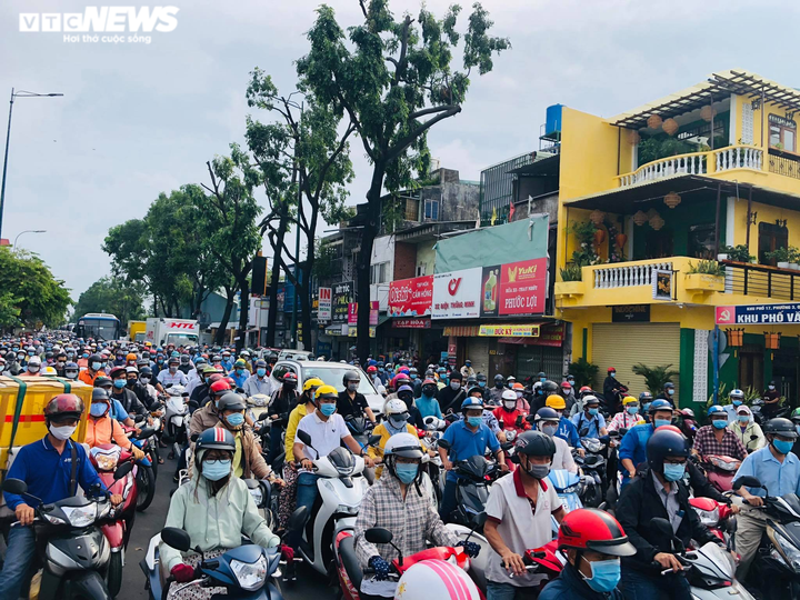 Ảnh: Gò Vấp phải xả chốt phong toả vì dòng phương tiện ùn ứ cả km - 7