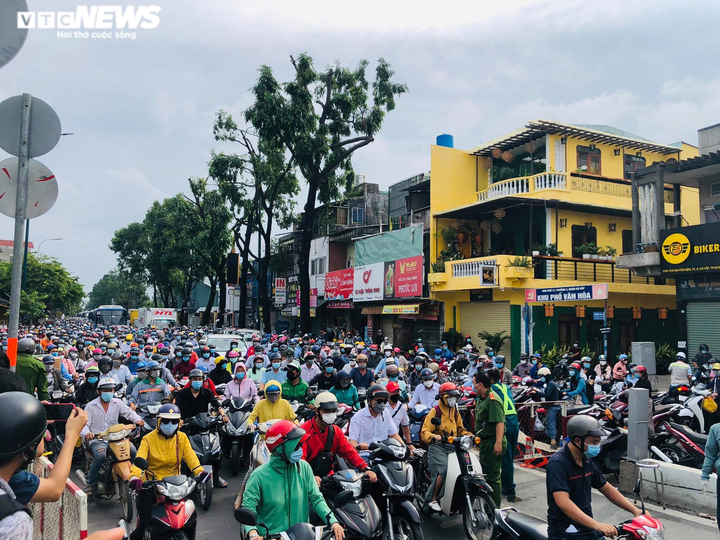 Ảnh: Gò Vấp phải xả chốt phong toả vì dòng phương tiện ùn ứ cả km - 5