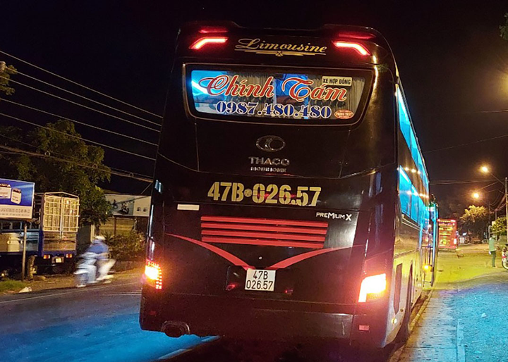 Xe khách vi phạm phòng chống dịch COVID-19, tài xế bị tước bằng - 1