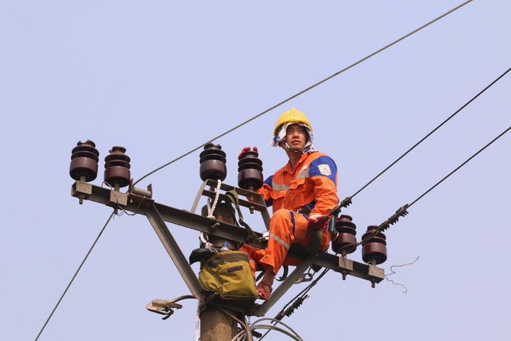 EVNNPC tiết giảm điện tự dùng tại công sở làm việc - 1