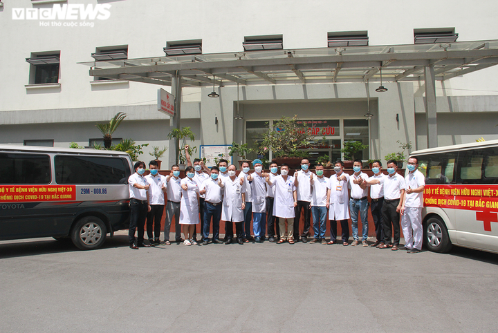 Y bác sĩ Bệnh viện Hữu Nghị chi viện Bắc Giang chống dịch - 1