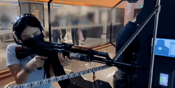 Không bên con ngày 1/6, Triệu Lệ Dĩnh chơi hết mình sau ly hôn - 2