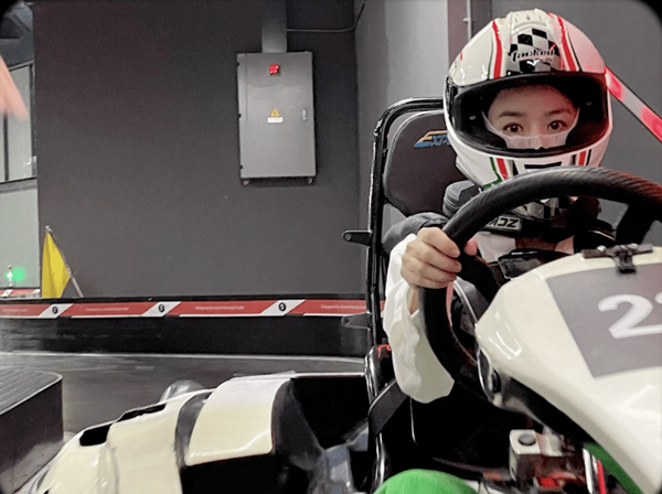 Không bên con ngày 1/6, Triệu Lệ Dĩnh chơi hết mình sau ly hôn - 4