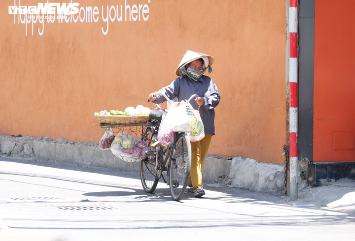 Người lao động nhọc nhằn ngược xuôi mưu sinh ở ‘chảo lửa’ hơn 40 độ C - 5