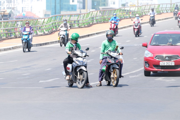 Người lao động nhọc nhằn ngược xuôi mưu sinh ở ‘chảo lửa’ hơn 40 độ C - 7