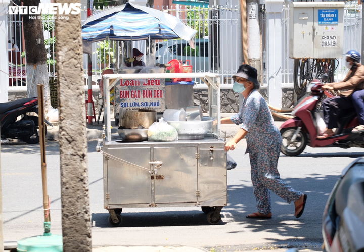 Người lao động nhọc nhằn ngược xuôi mưu sinh ở ‘chảo lửa’ hơn 40 độ C - 6