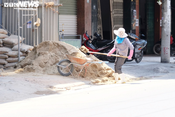 Người lao động nhọc nhằn ngược xuôi mưu sinh ở ‘chảo lửa’ hơn 40 độ C - 4