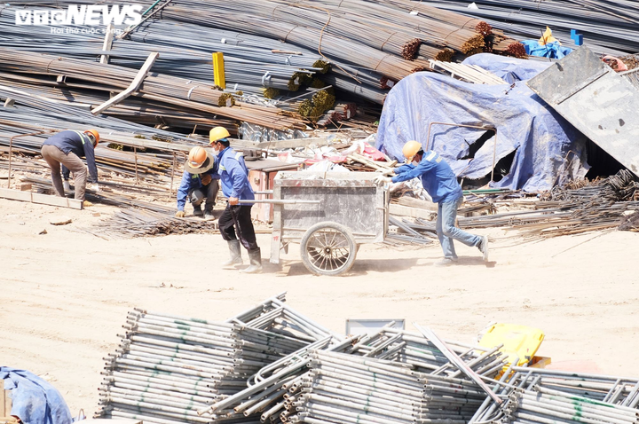 Người lao động nhọc nhằn ngược xuôi mưu sinh ở ‘chảo lửa’ hơn 40 độ C - 2