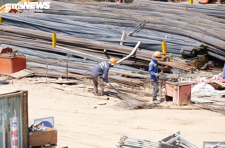 Người lao động nhọc nhằn ngược xuôi mưu sinh ở ‘chảo lửa’ hơn 40 độ C - 1