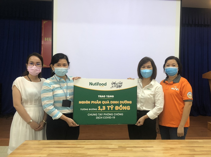 Nutifood và Ông Bầu trao tặng sản phẩm dinh dưỡng trị giá 1,3 tỷ đồng - 1