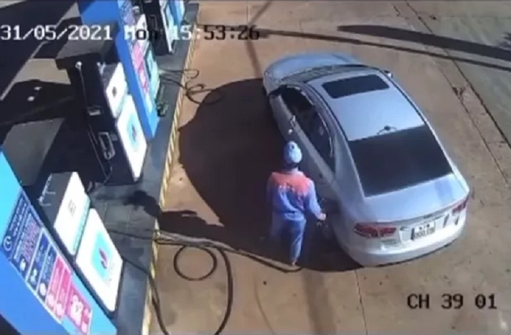 Thả tiền xuống đất khi đổ xăng, nguyên hiệu trưởng nói lo dịch bệnh - 1