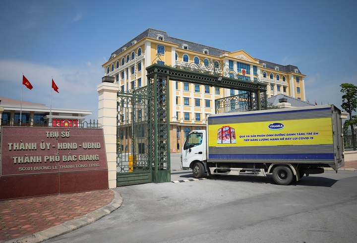 Vinamilk tặng sữa và 3.000 phần quà cho trẻ em đang cách ly tại 7 địa phương - 3