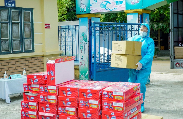 Vinamilk tặng sữa và 3.000 phần quà cho trẻ em đang cách ly tại 7 địa phương - 4