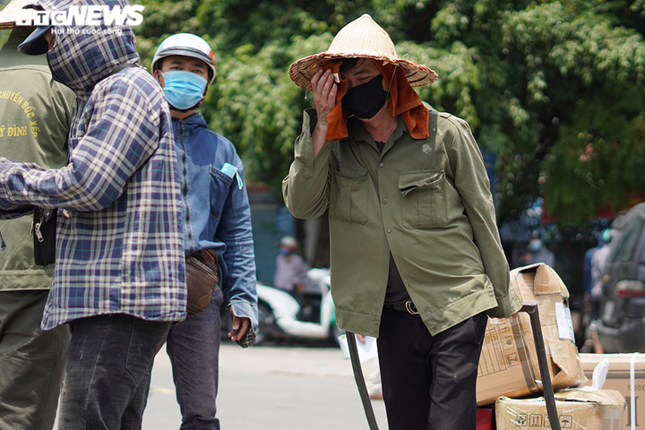 Công nhân bốc xếp hàng oằn mình làm việc giữa trưa nắng đỉnh điểm hơn 40 độ C - 7