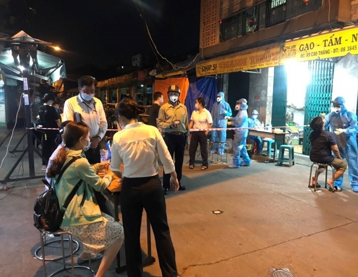 Xuyên đêm lấy mẫu xét nghiệm cho 25.000 công nhân Khu công nghệ cao ở TP.HCM - 1