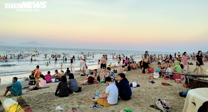Quảng Nam yêu cầu người dân tắm biển giữ khoảng cách ít nhất 2m - 1