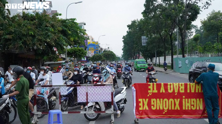 Ảnh: Gò Vấp áp dụng chiến lược mới, giảm hẳn ùn tắc ở chốt kiểm soát - 2