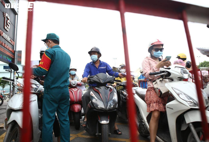 Ảnh: Gò Vấp áp dụng chiến lược mới, giảm hẳn ùn tắc ở chốt kiểm soát - 5