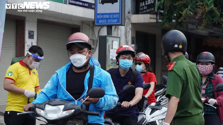 Ảnh: Gò Vấp áp dụng chiến lược mới, giảm hẳn ùn tắc ở chốt kiểm soát - 3