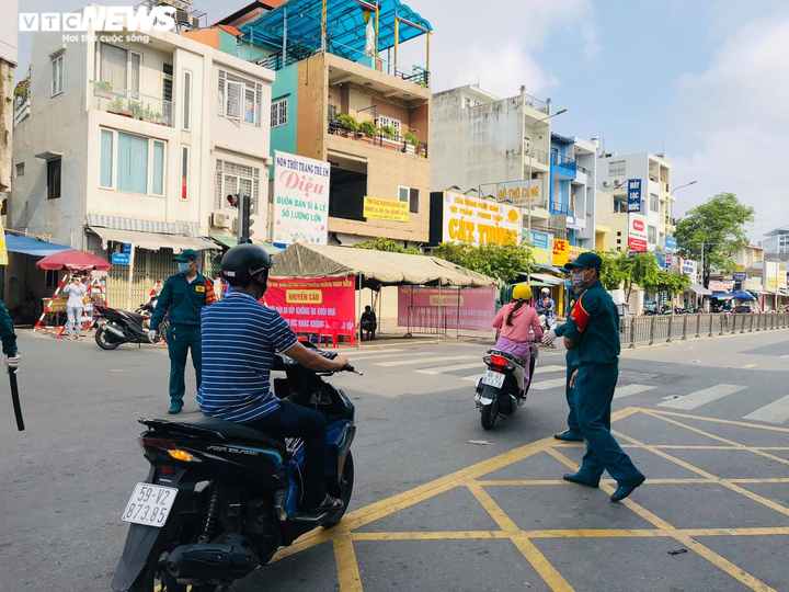 Ảnh: Gò Vấp áp dụng chiến lược mới, giảm hẳn ùn tắc ở chốt kiểm soát - 6