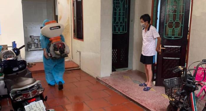 Mua bán bánh cuốn tại khu phong toả, hai phụ nữ bị cách ly tại nhà 14 ngày - 1