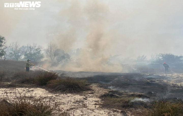 Ảnh: Hàng trăm chiến sĩ căng mình tạo hành lang cản lửa, dập cháy rừng - 1
