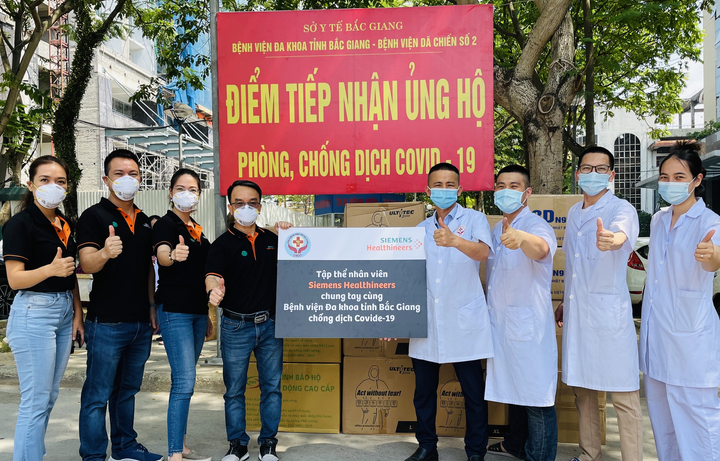 Tập thể nhân viên Siemens Healthineers tặng đồ chống dịch cho y bác sĩ Bắc Giang - 1