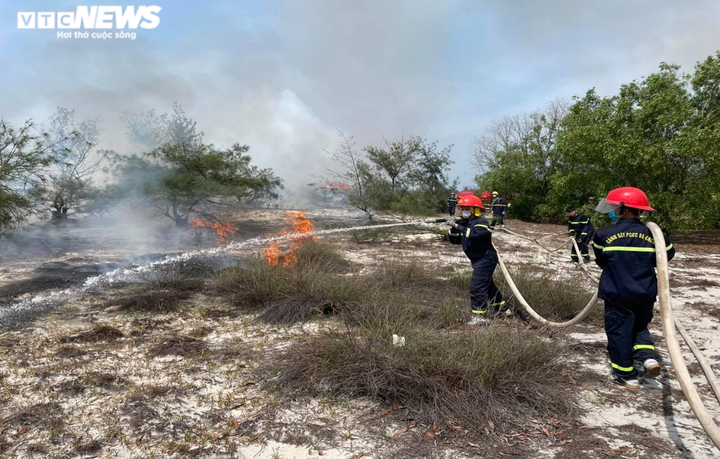 Ảnh: Hàng trăm chiến sĩ căng mình tạo hành lang cản lửa, dập cháy rừng - 2