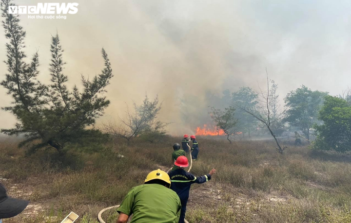 Ảnh: Hàng trăm chiến sĩ căng mình tạo hành lang cản lửa, dập cháy rừng - 3