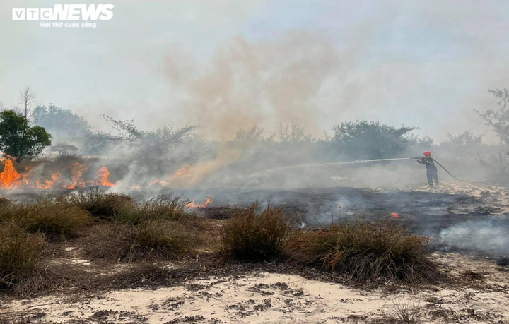 Ảnh: Hàng trăm chiến sĩ căng mình tạo hành lang cản lửa, dập cháy rừng - 4